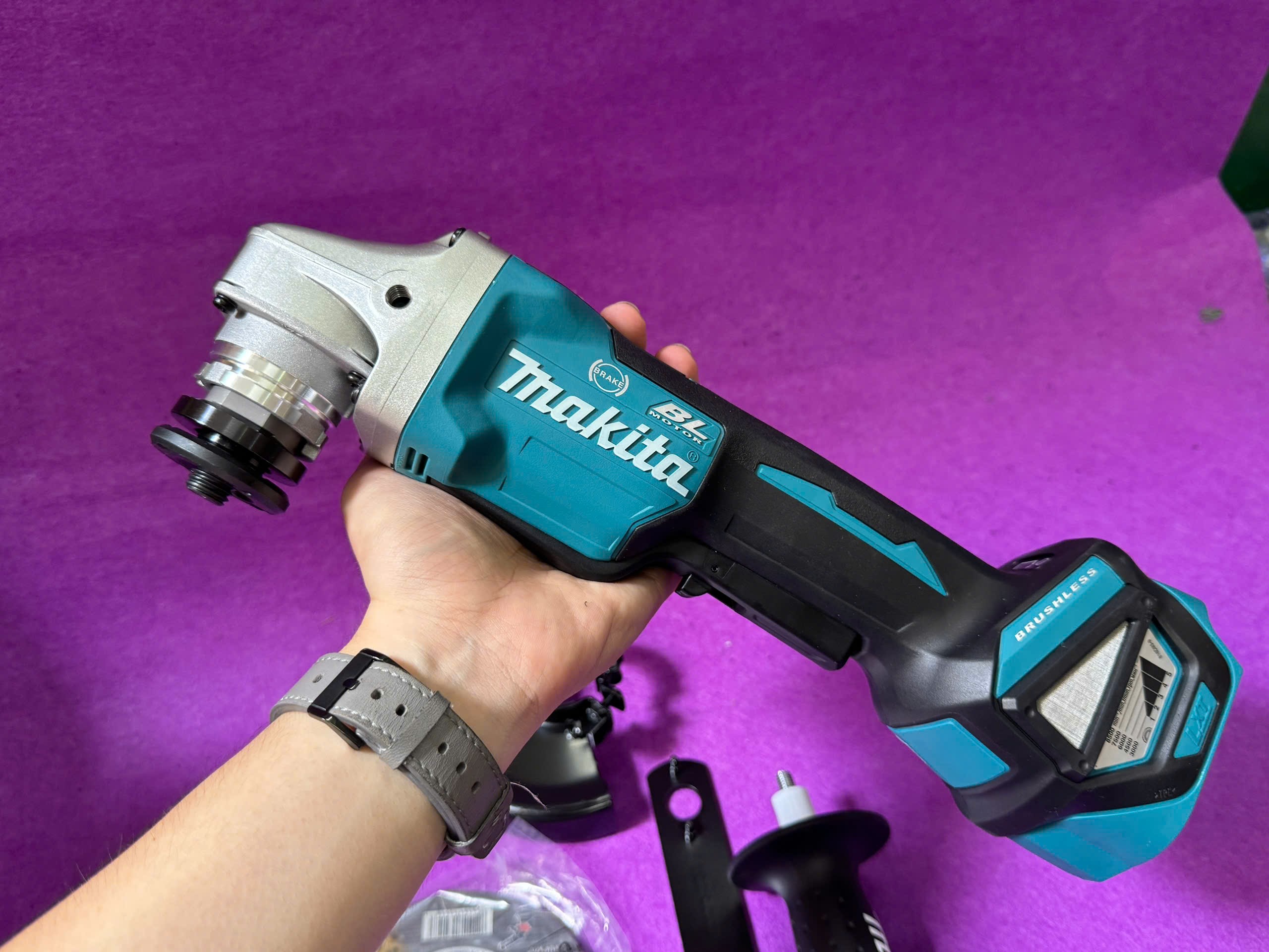 Máy mài góc dùng pin Makita DGA518Z (125mm/công tắc bóp/AWS/BL) (18V) 2