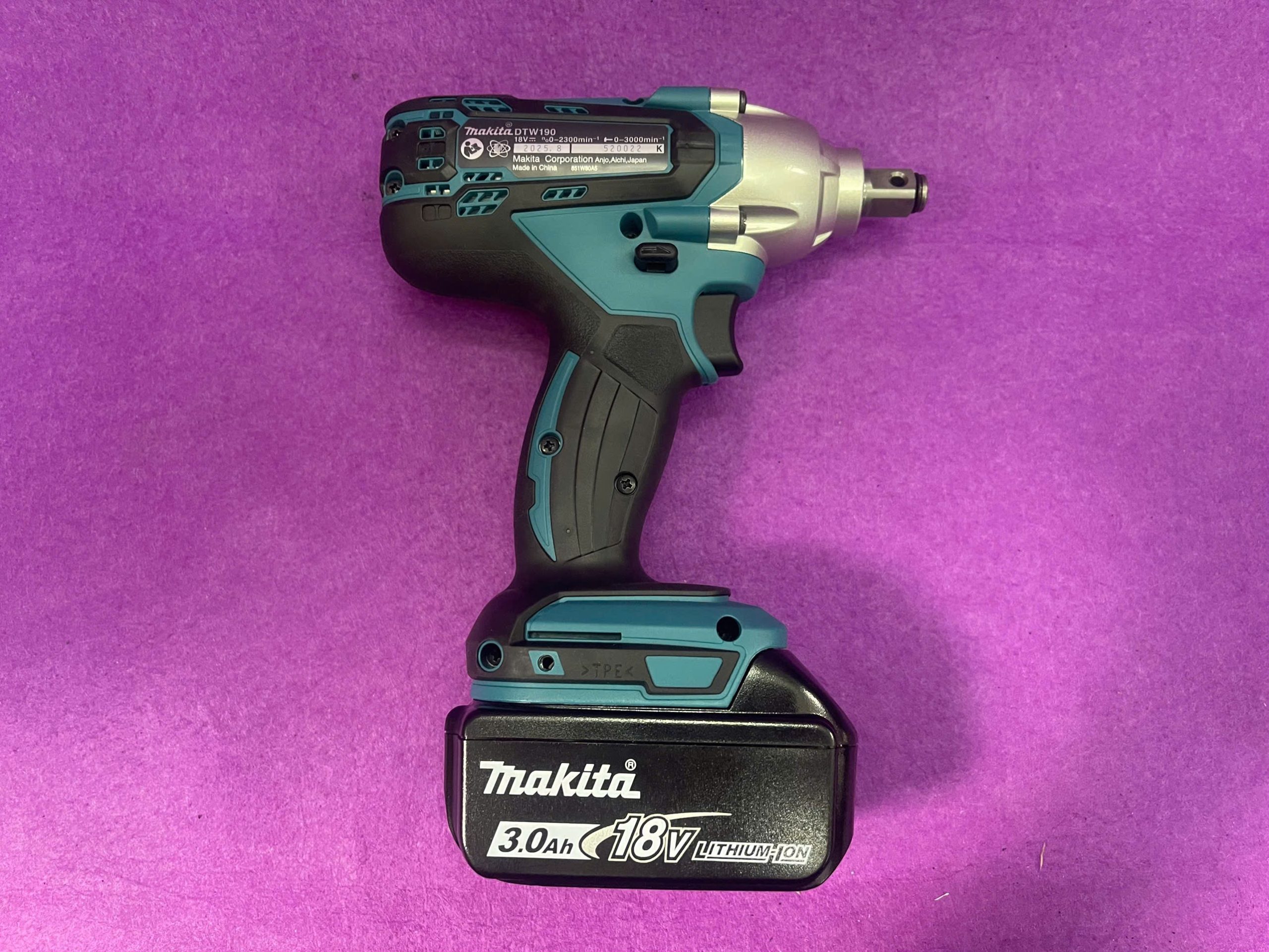 Máy siết bu lông dùng pin 18V Makita DTW190RFJX 3