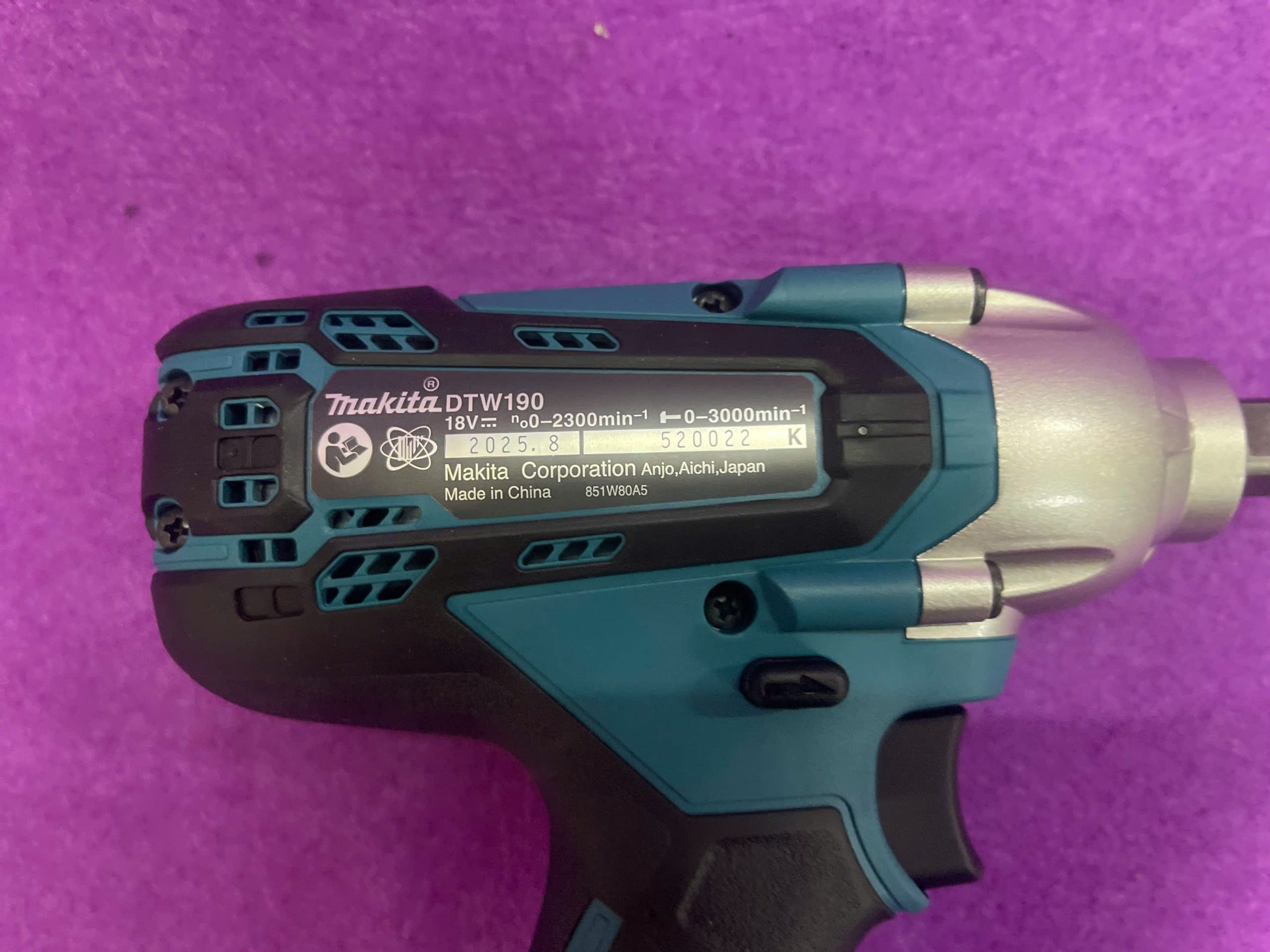 Máy siết bu lông dùng pin 18V Makita DTW190RFJX 2