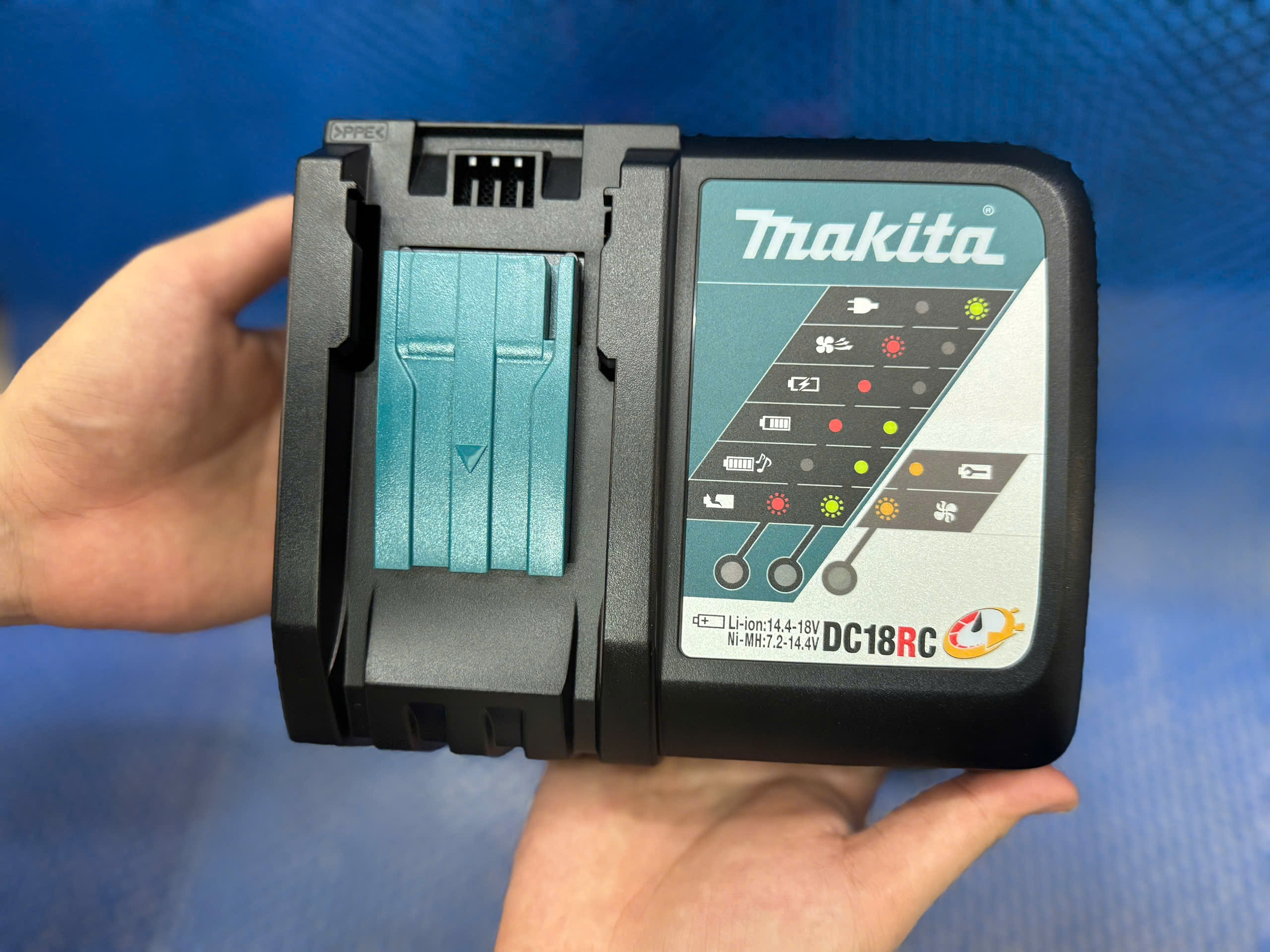 sạc nhanh Makita DC18RC 195584-2 chính hãng sạc pin Makita 18V LXT BL1830B