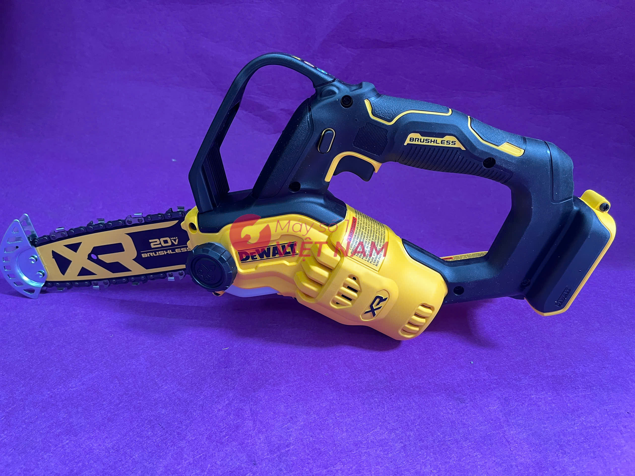 Máy cưa xích Dewalt DCCS623B 20V cắt gỗ mạnh lam 8 inch 203mm