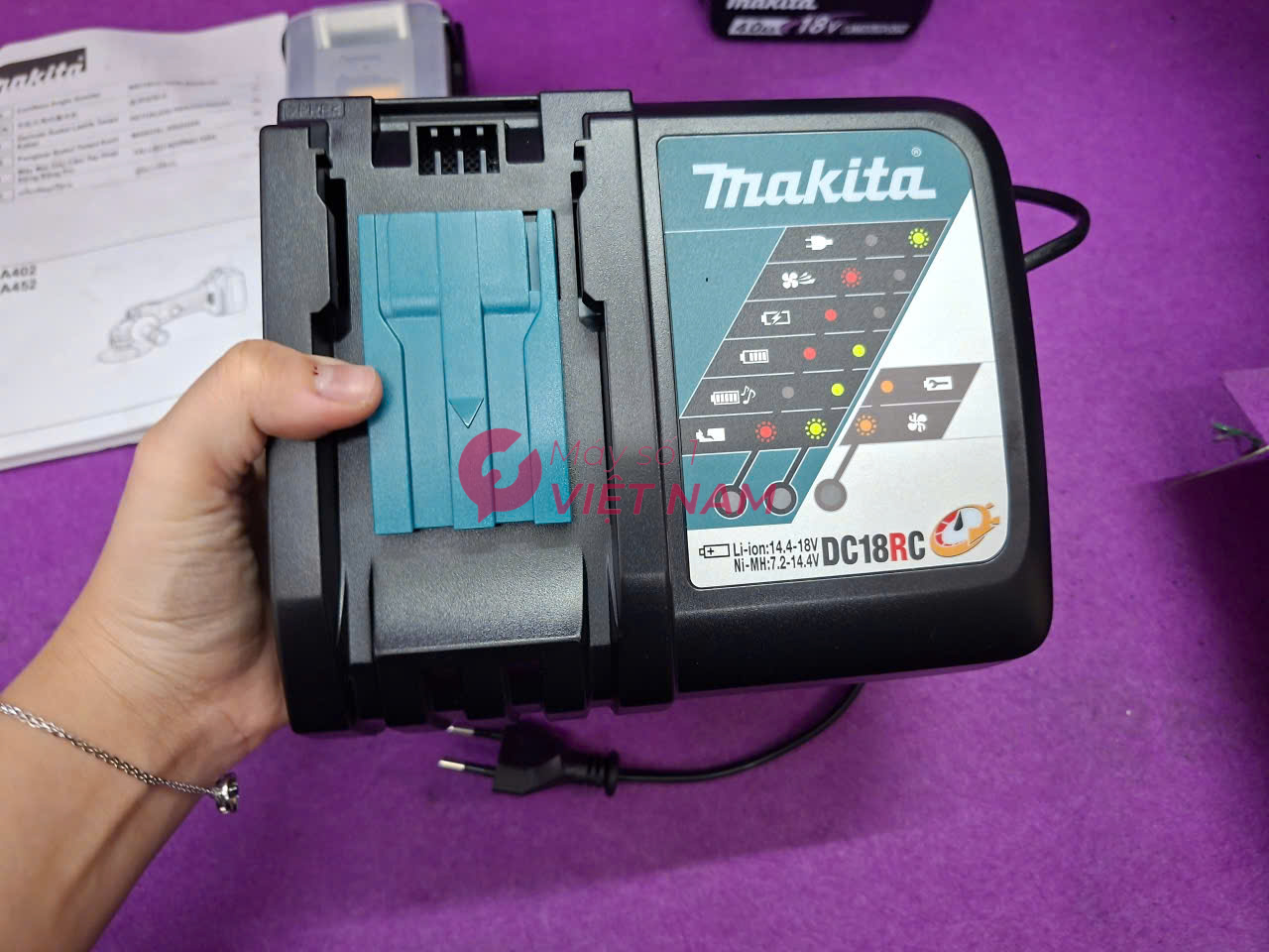 Máy mài góc Makita DGA402RME không dây 18V đá 100mm tốc độ 11000rpm