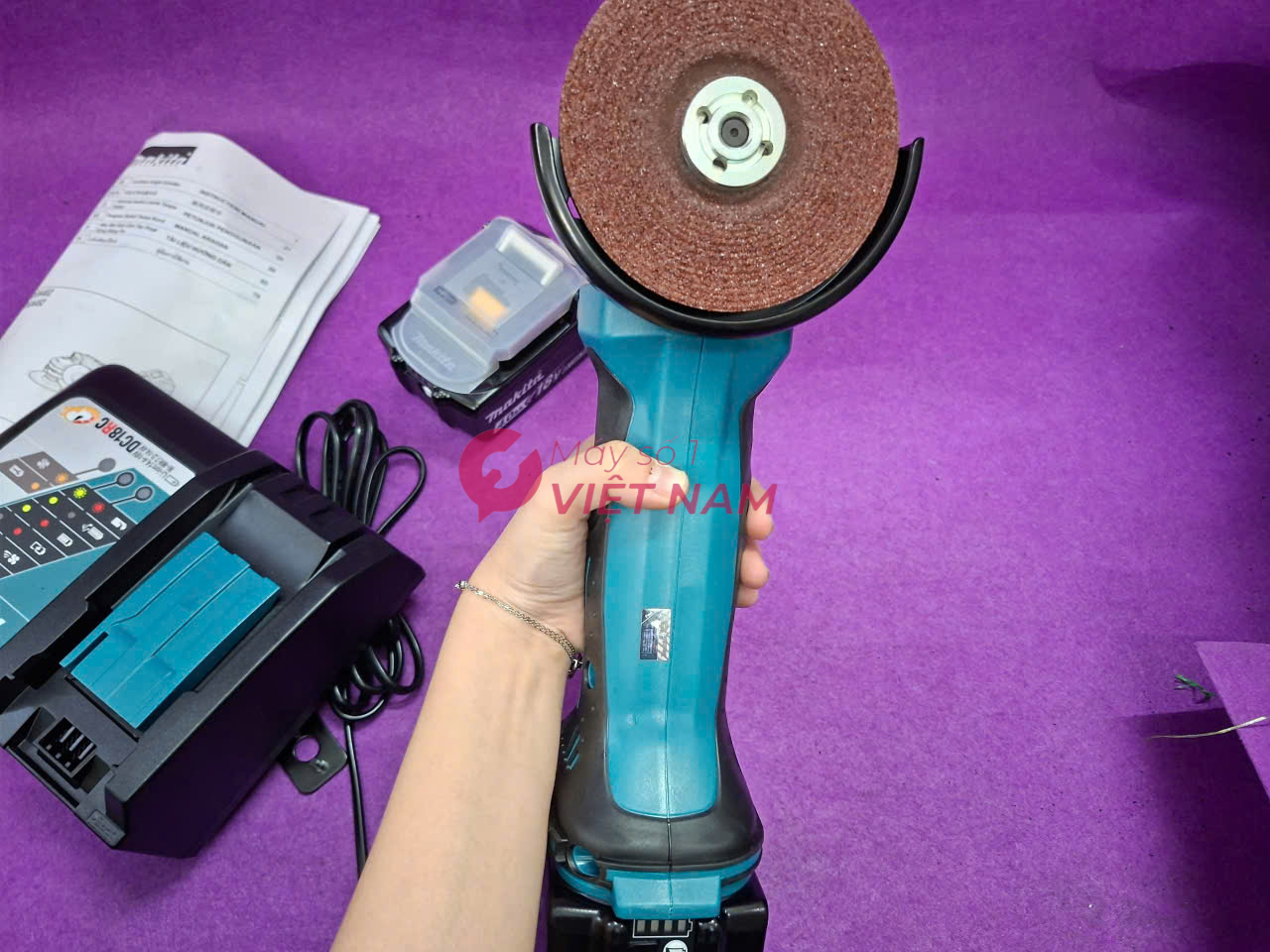 Máy mài góc pin Makita DGA402RME giá tốt combo 2 pin 4.0Ah sạc nhanh DC18RC