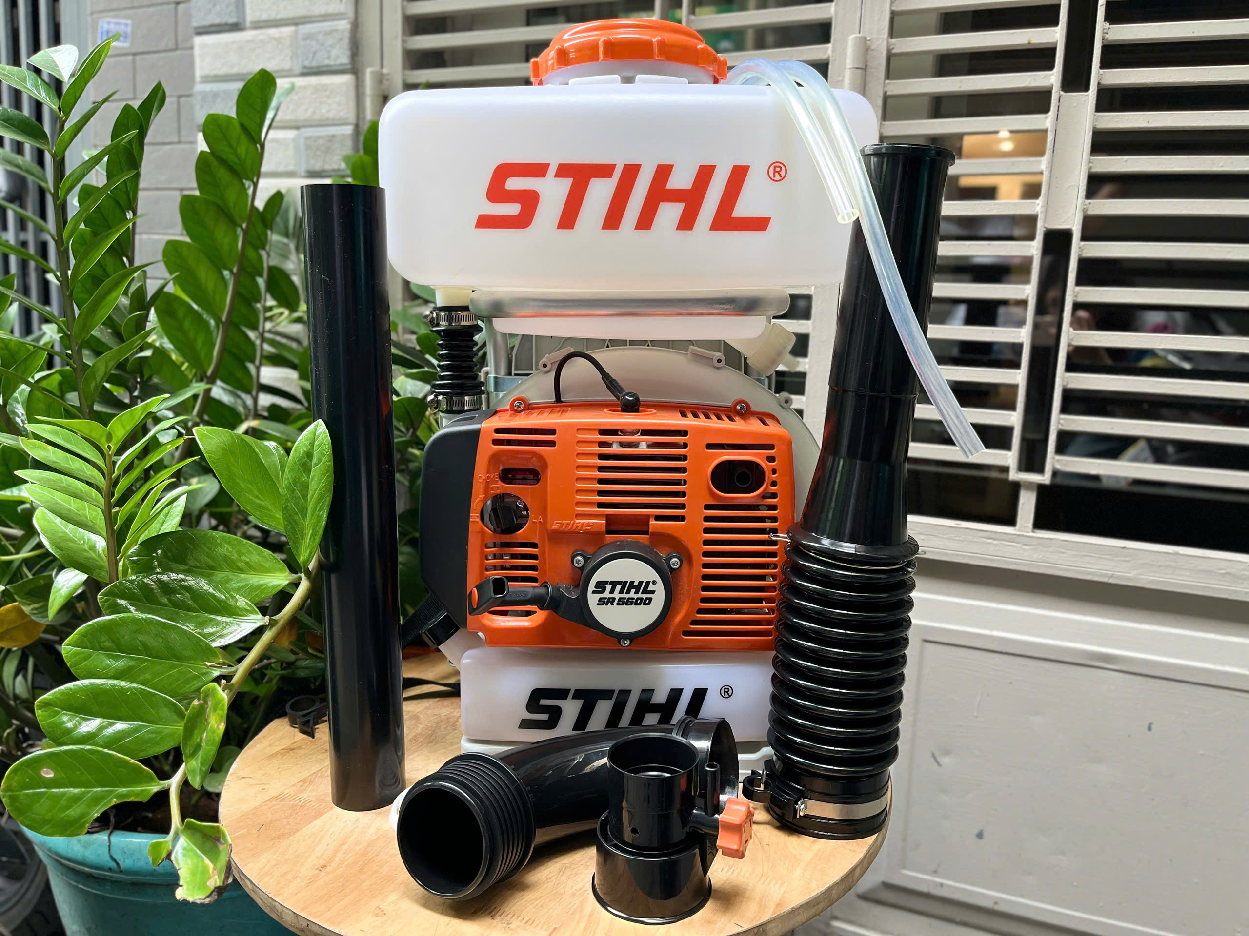 may phun thuoc con trung STIHL SR 5600 deo lung phun xa