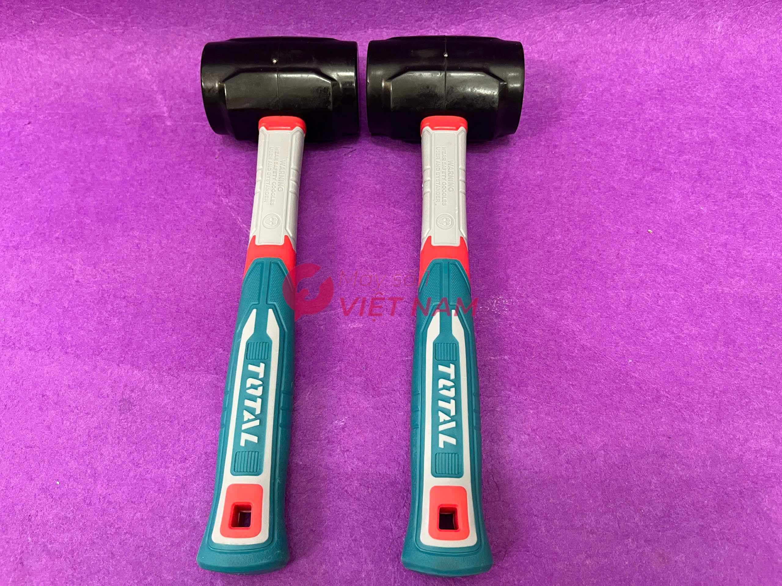 Búa cao su đen Total THRUH6816 450g 1