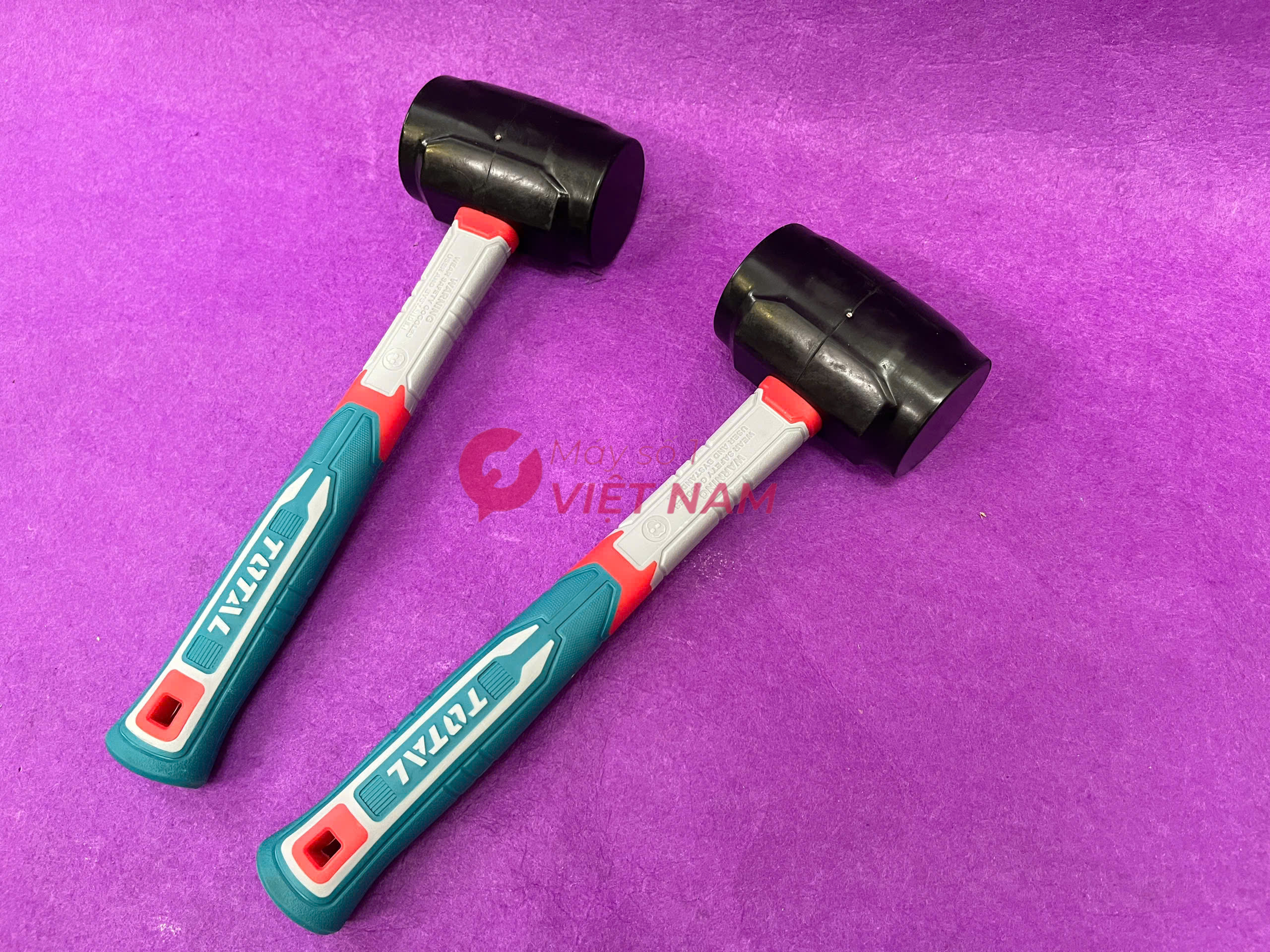 Búa cao su đen Total THRUH6816 450g 3