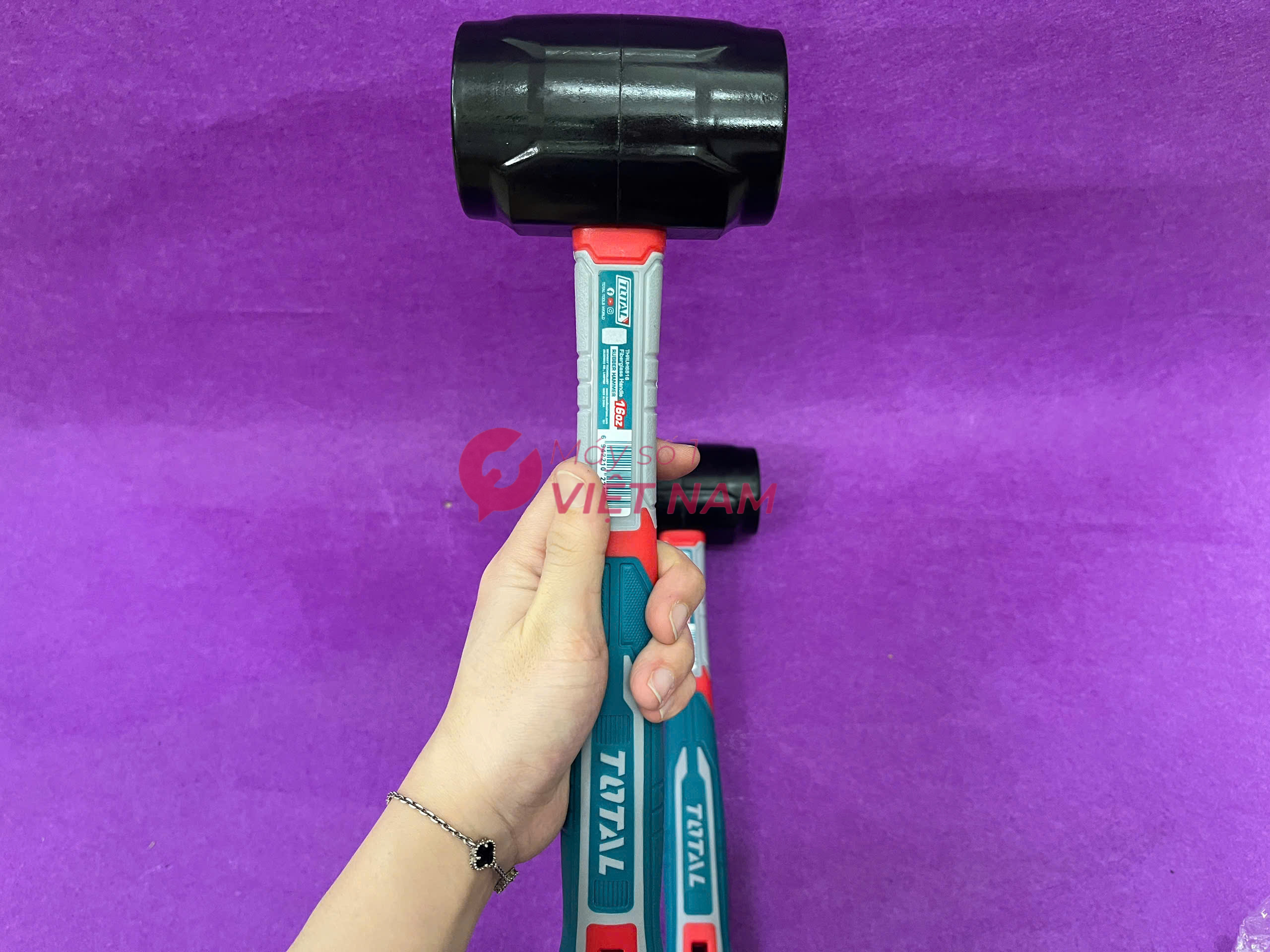 Búa cao su đen Total THRUH6816 450g 2