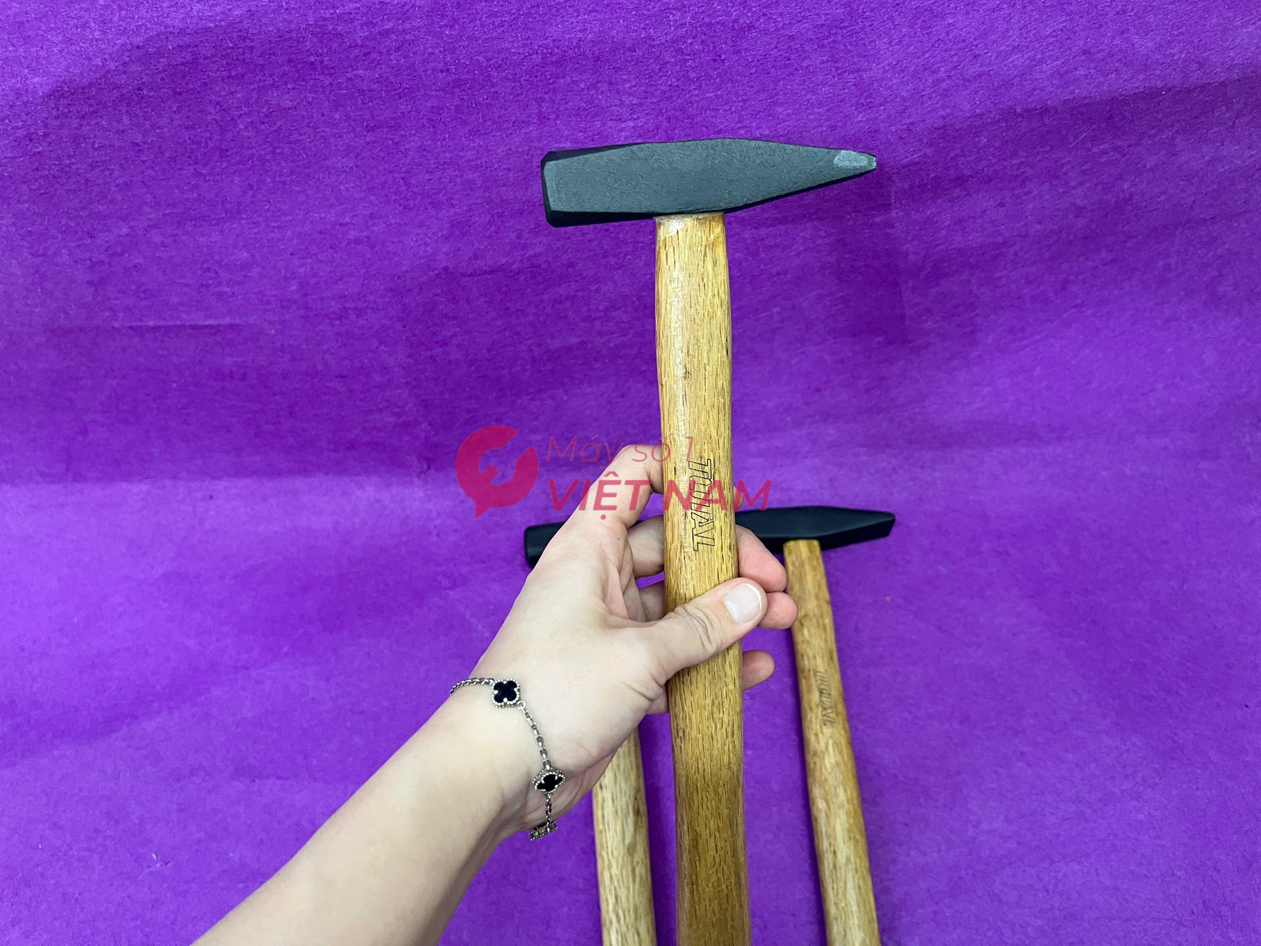 Búa đinh đầu dẹp vuông Total THTW71300 300g 3