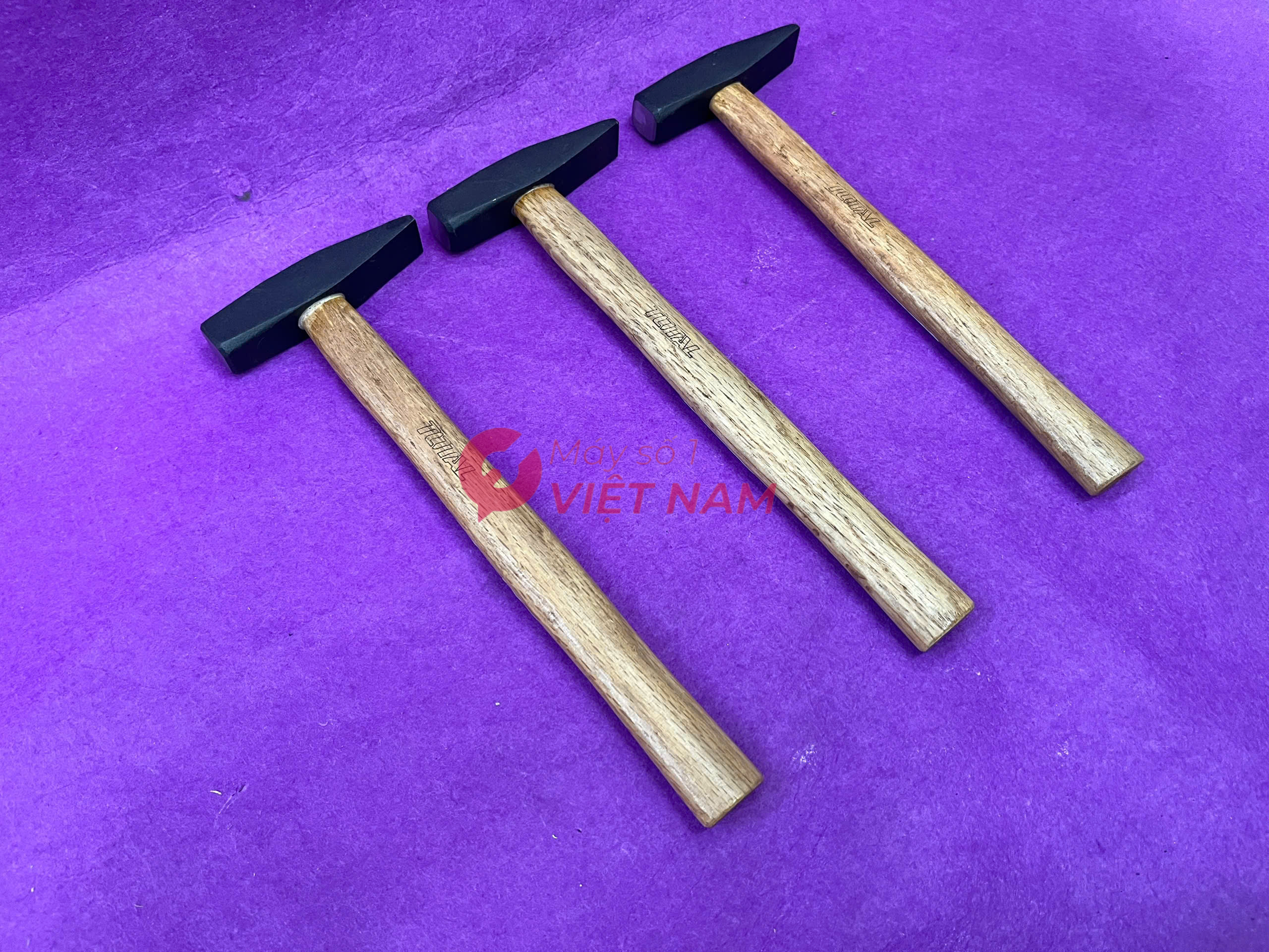 Búa đinh đầu dẹp vuông Total THTW71300 300g 2