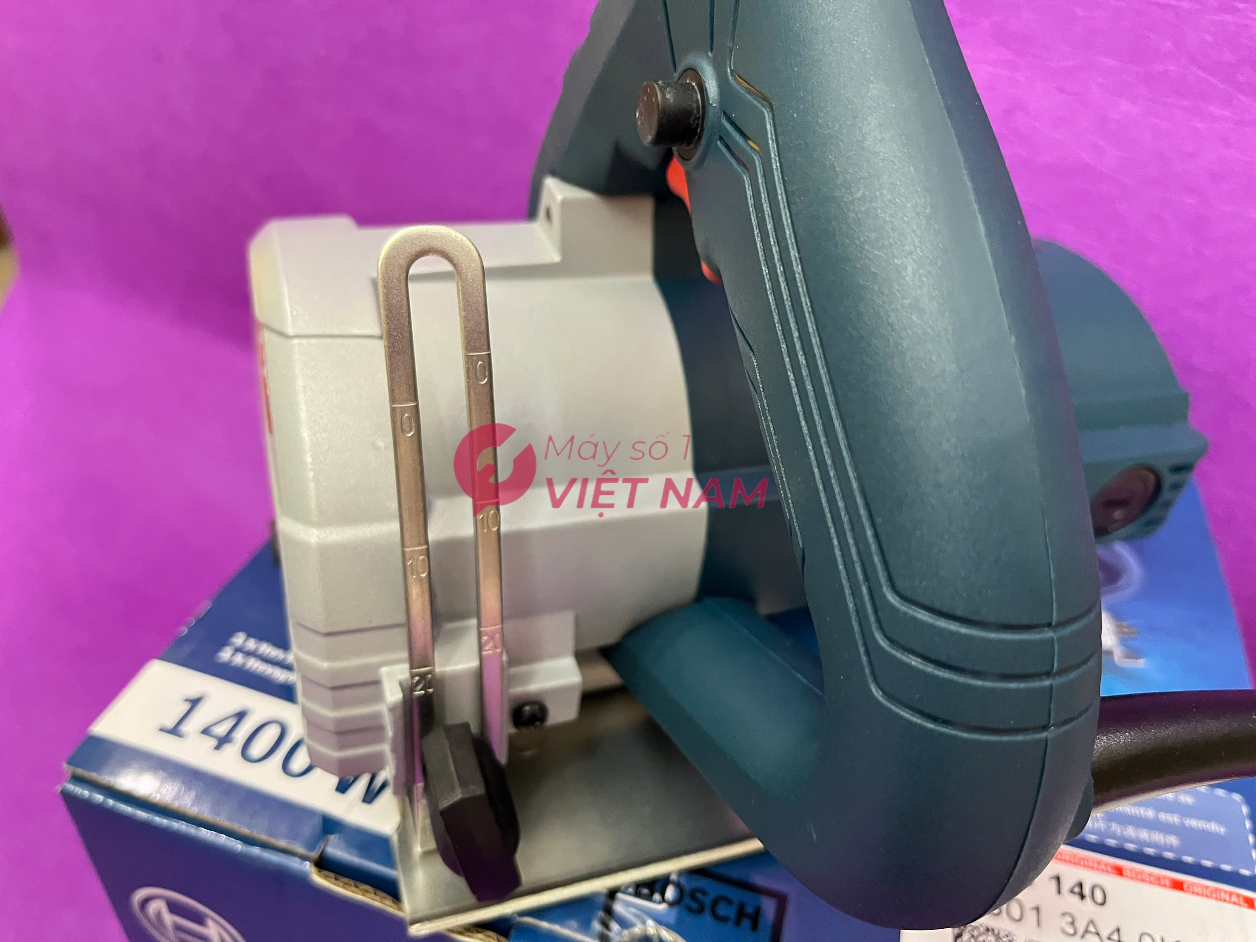 Máy cắt gạch Bosch GDC 140 3