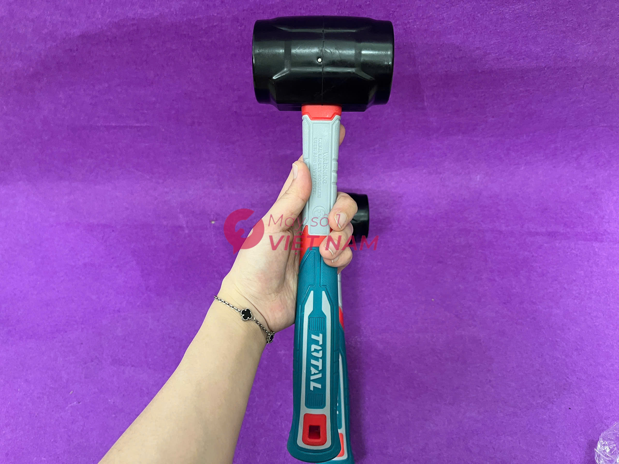 Búa cao su đen Total THRUH6816 450g 4