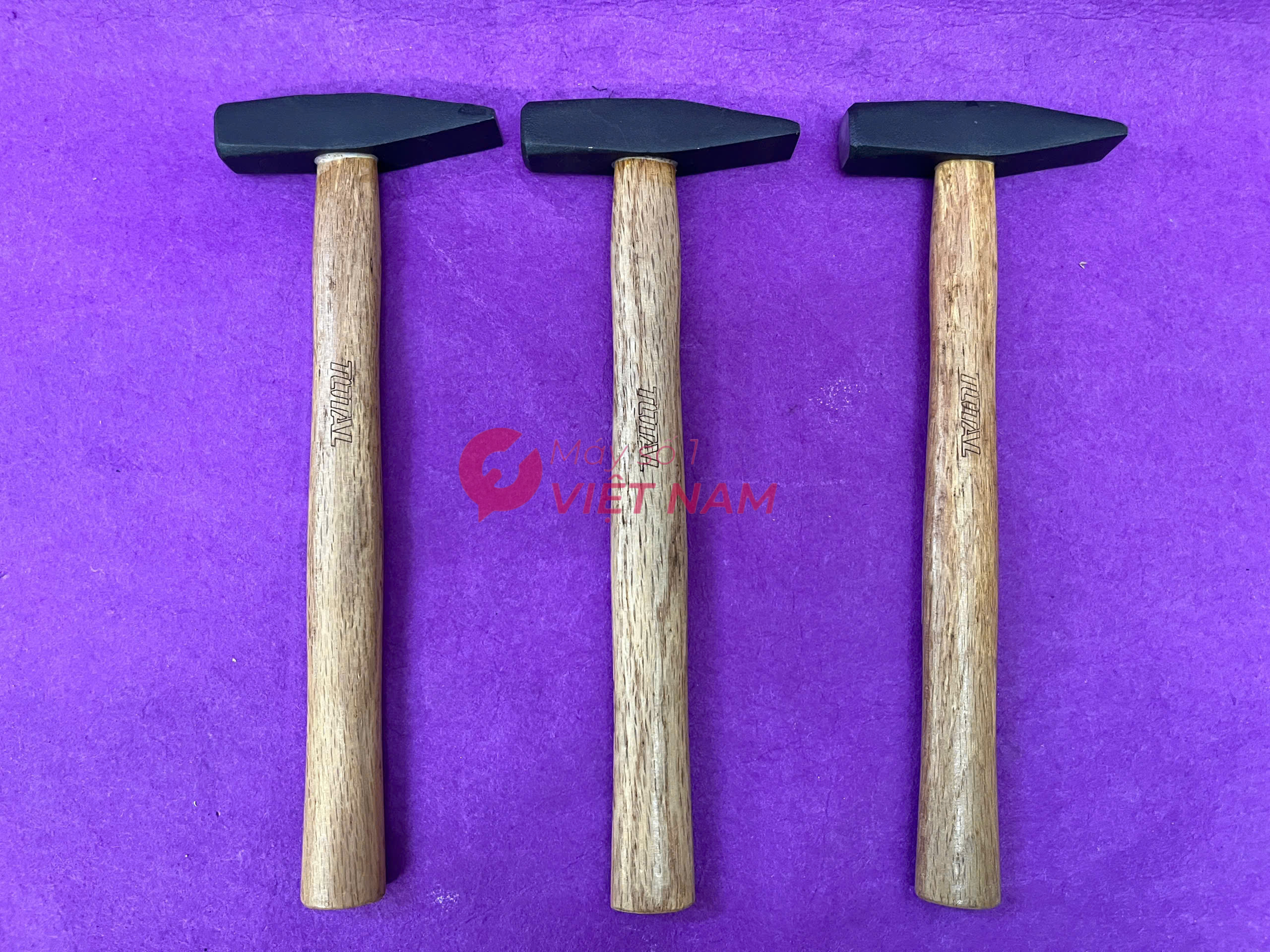 Búa đinh đầu dẹp vuông Total THTW71300 300g 1