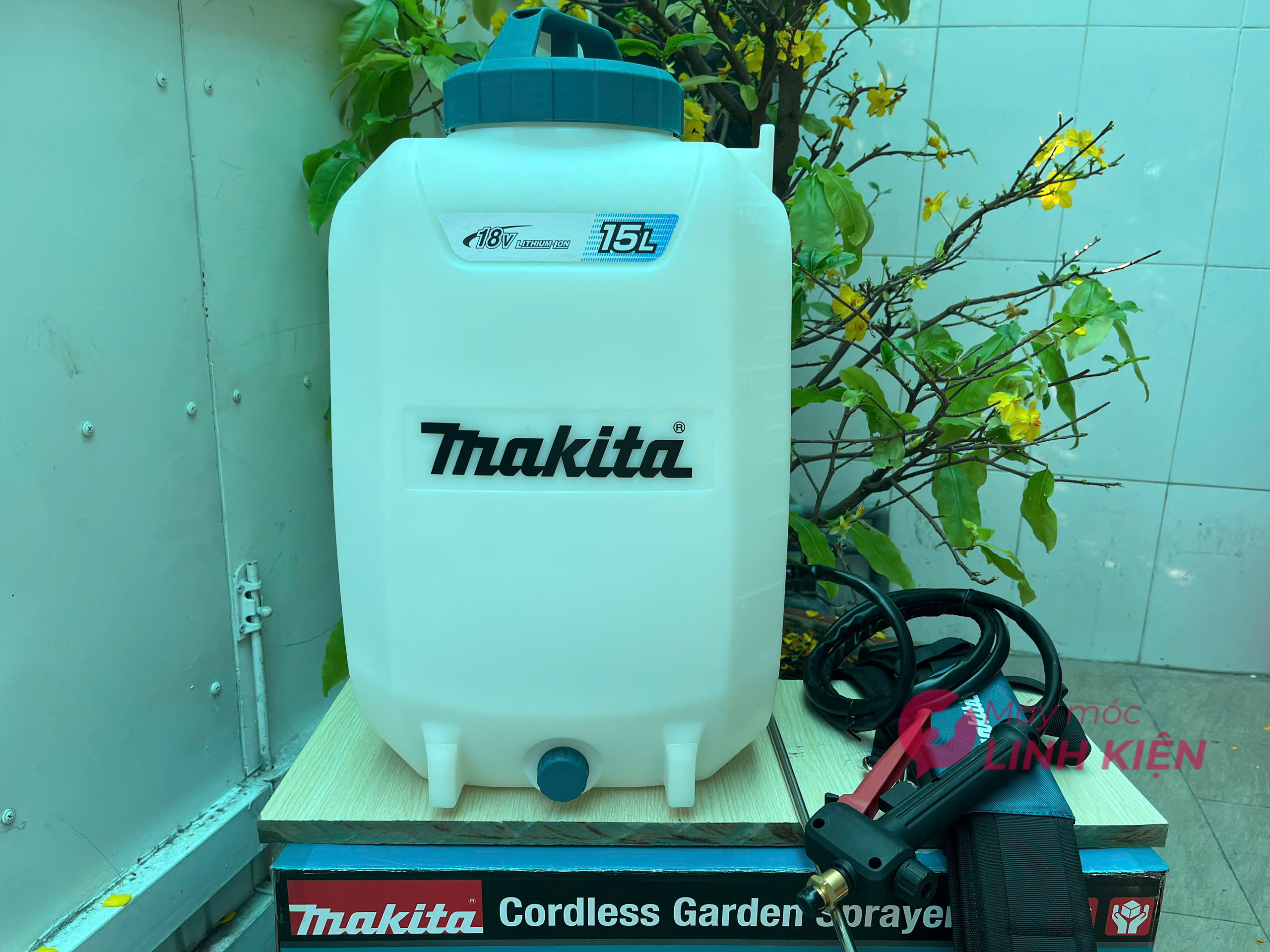 15L Máy phun thuốc dùng pin 18V Makita DUS158Z (Chưa Pin & Sạc) 1