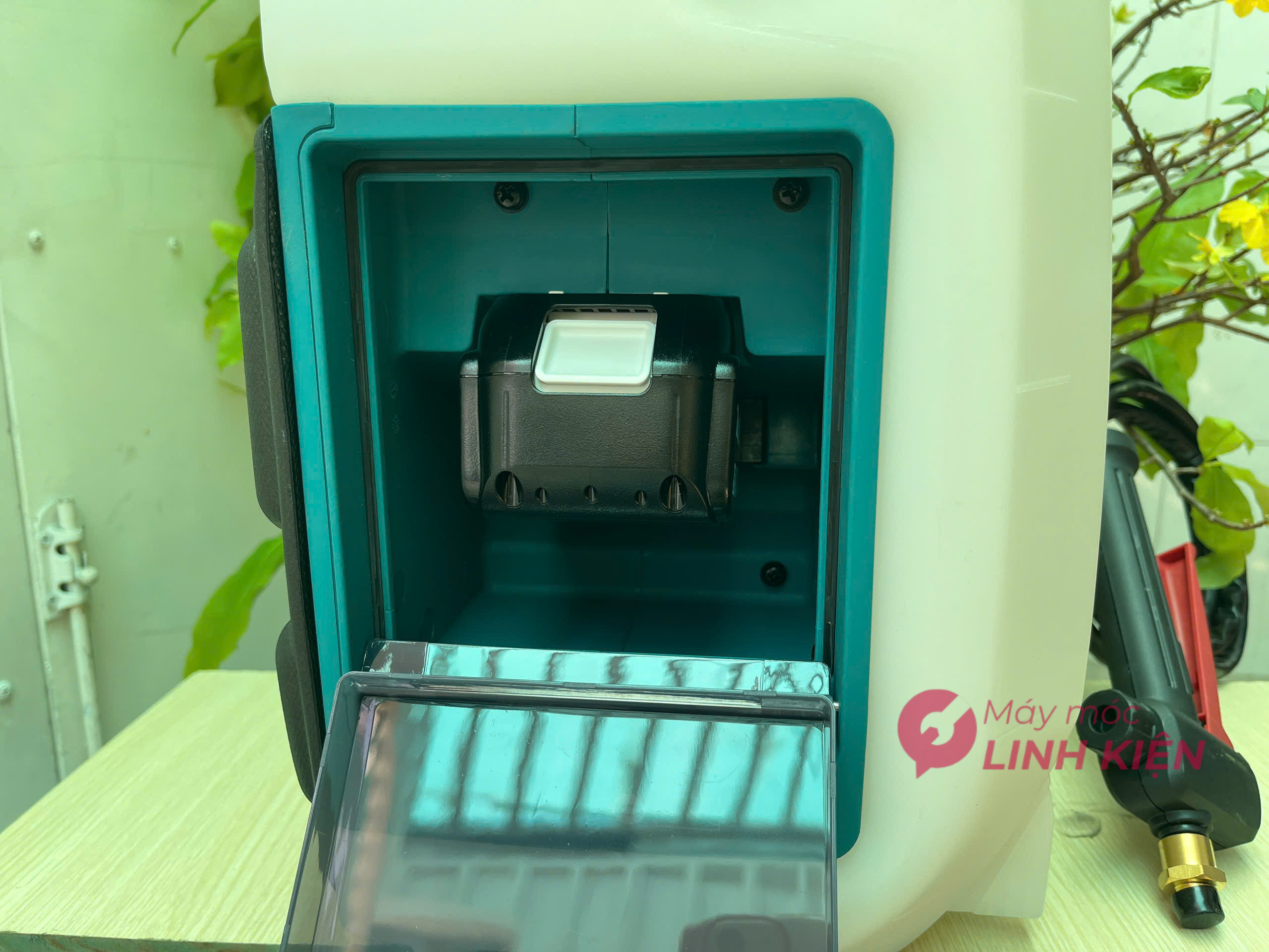 15L Máy phun thuốc dùng pin 18V Makita DUS158Z (Chưa Pin & Sạc) 4