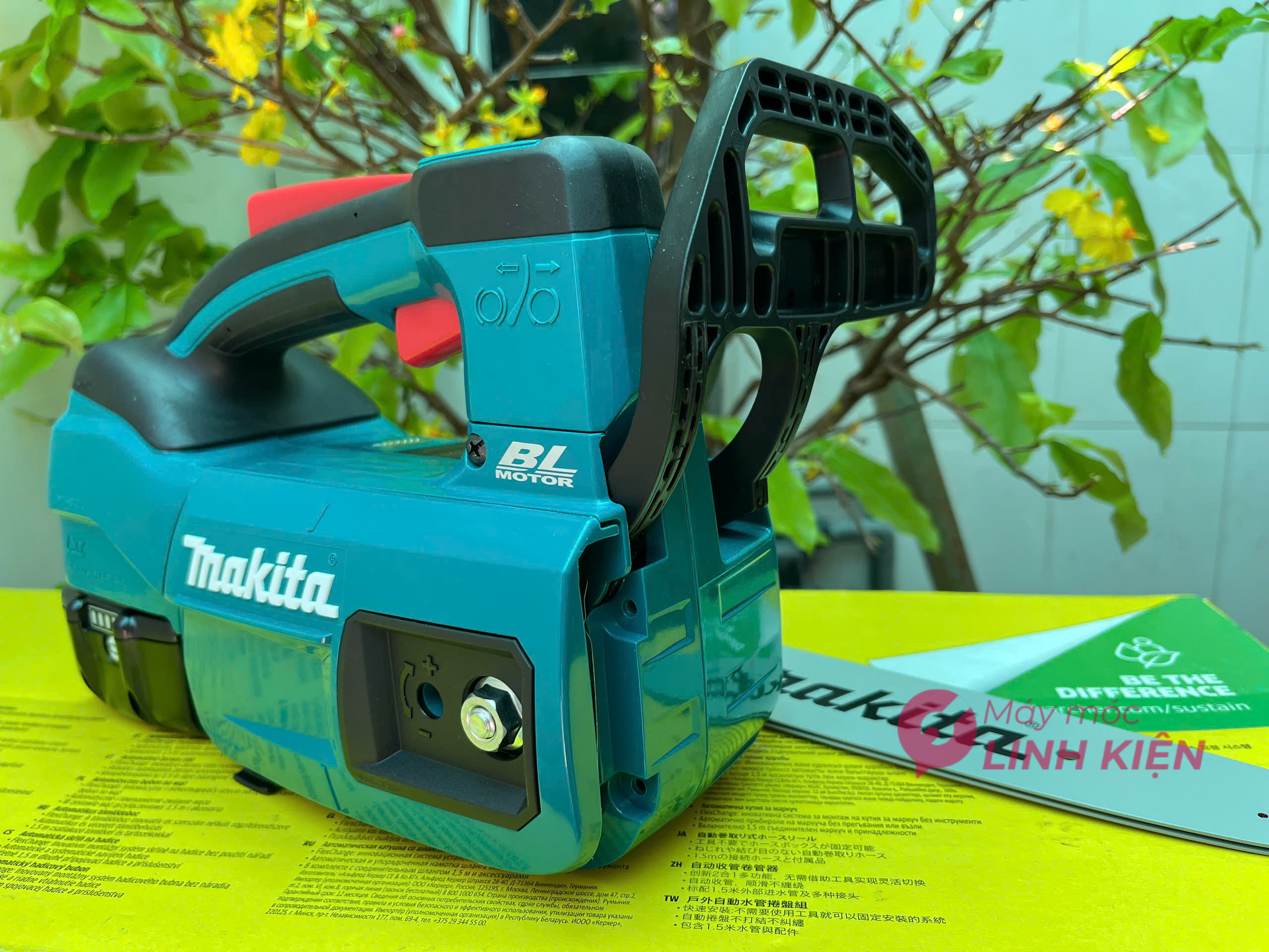 Máy cưa xích dùng pin 18V Makita DUC254RT (1 Pin 5.0Ah và Sạc Nhanh) 1