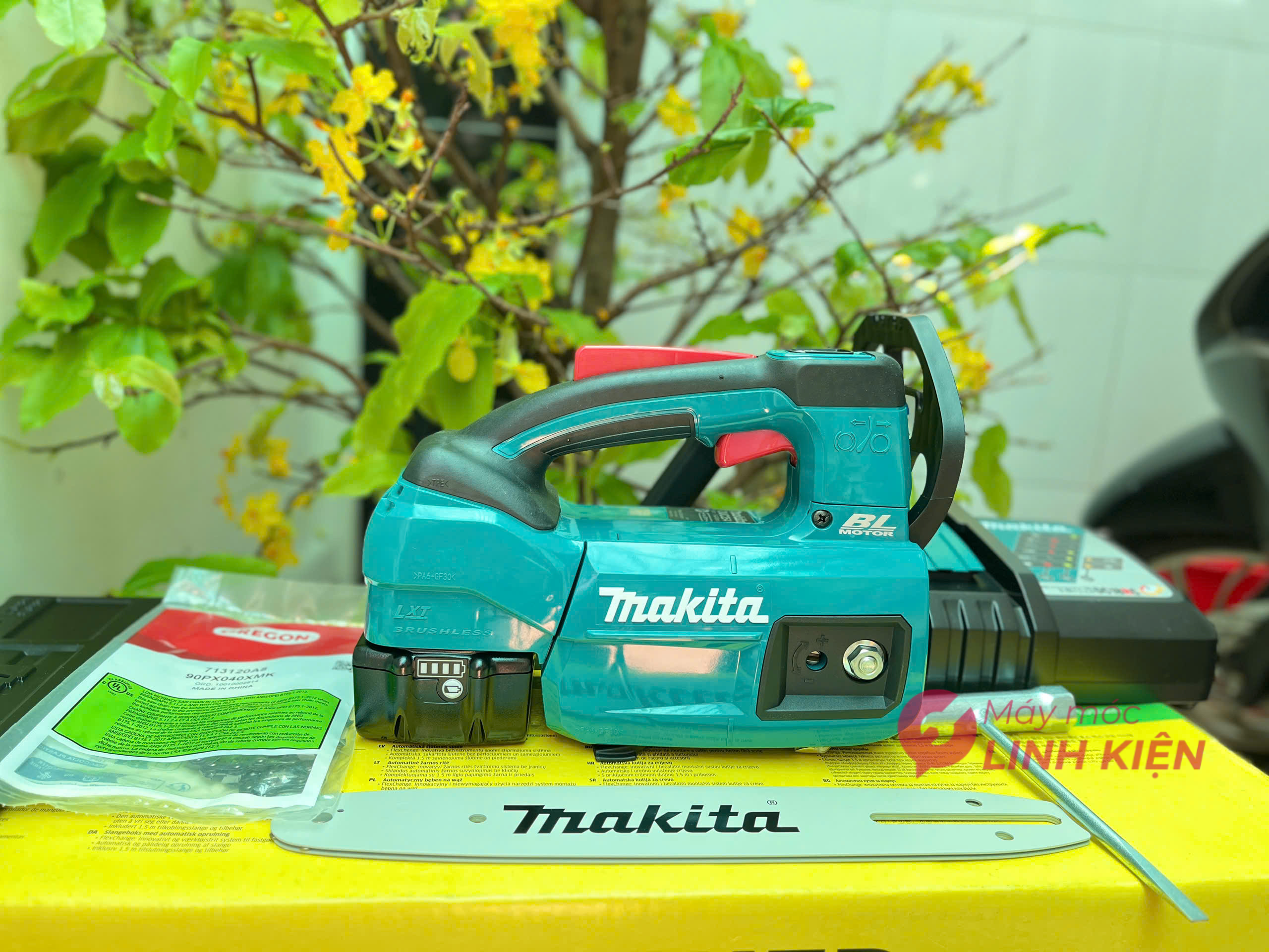 Máy cưa xích dùng pin 18V Makita DUC254RT (1 Pin 5.0Ah và Sạc Nhanh) 2