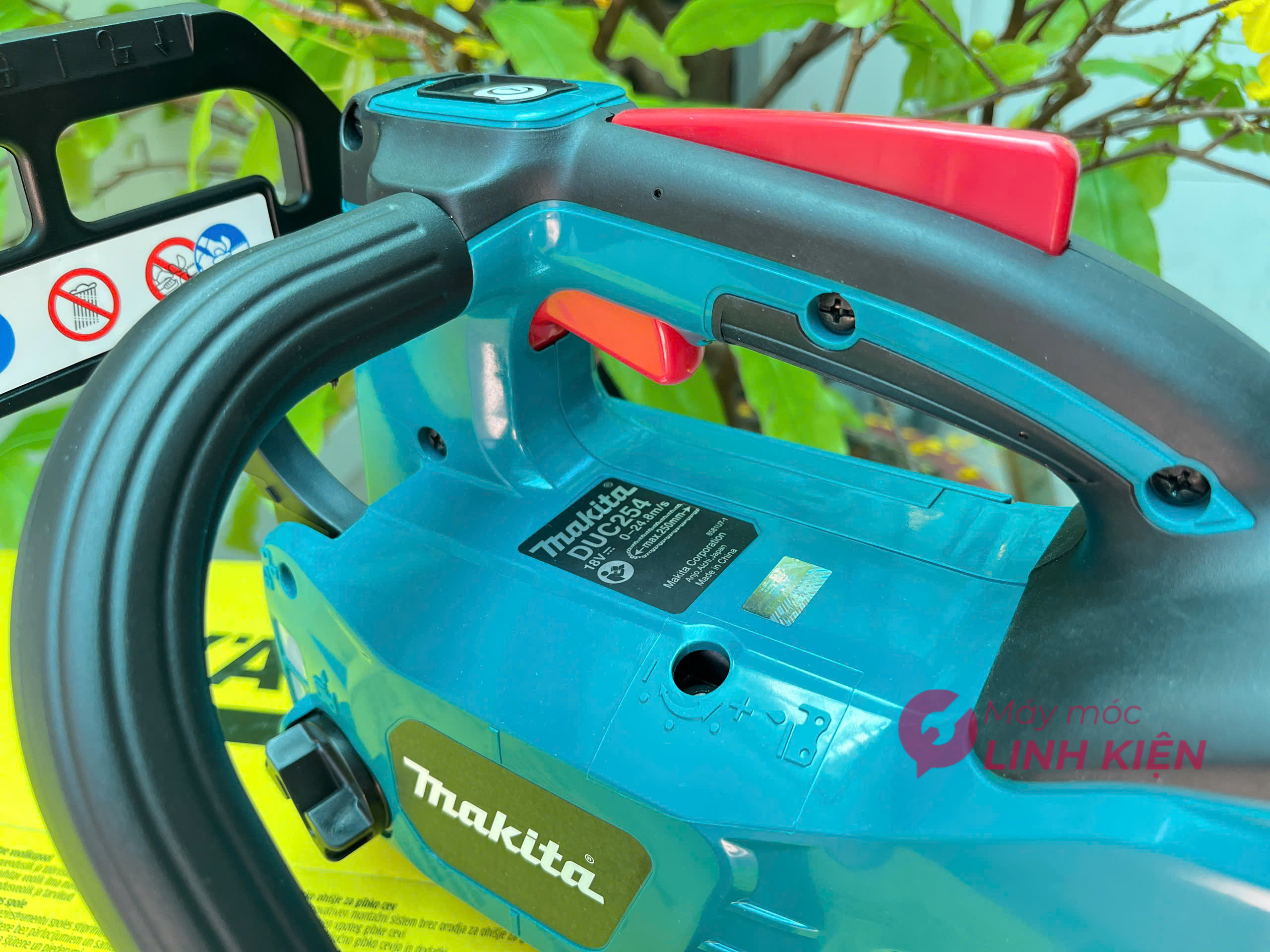 Máy cưa xích dùng pin 18V Makita DUC254RT (1 Pin 5.0Ah và Sạc Nhanh) 3